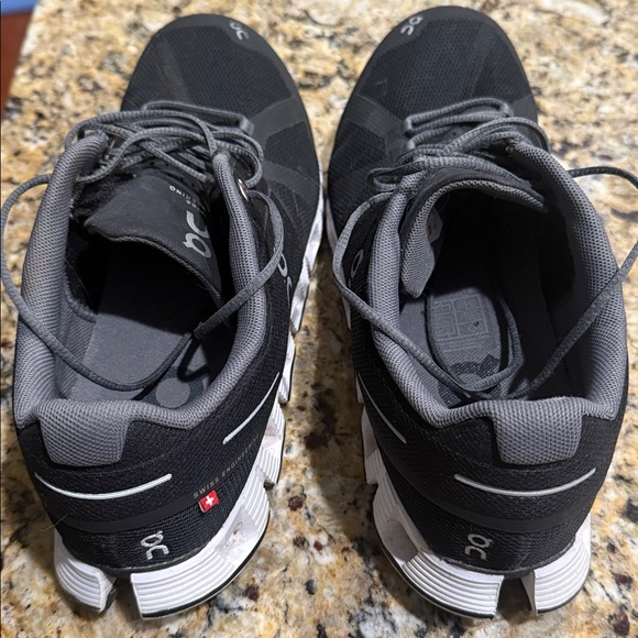 On Running women’s Black and White Athletic Shoes size 10 - Picture 2 of 6